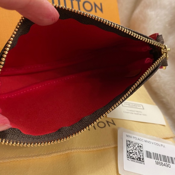 Authentic Louis Vuitton Christmas edition mini Pochette accessories Cable Cart - Picture 5 of 6